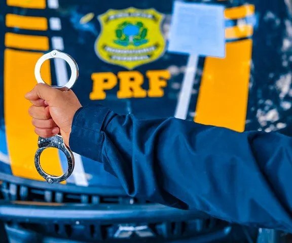 A aproximação da PRF na BR 324 resulta na detenção de um motorista devido a falta de pagamento de pensão alimentícia.