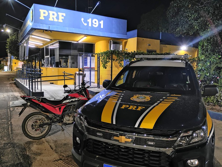 A PRF recupera uma motocicleta roubada em Linhares.