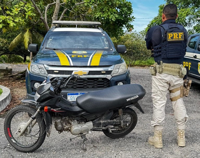 Durante a fiscalização na BR-316, em Capanema/PA, a PRF conseguiu recuperar uma motocicleta roubada.