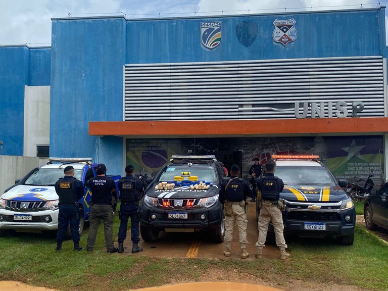 Na cidade de Cujubim, em Rondônia, a Polícia Rodoviária Federal prende motorista que estava transportando cocaína.