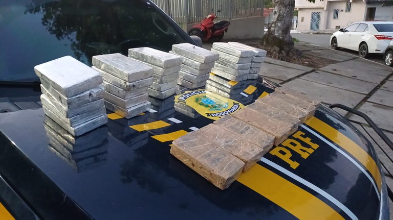 Na cidade de Eunápolis, na Bahia, a Polícia Rodoviária Federal apreendeu 38 tabletes de cocaína encontrados dentro de um carro roubado.