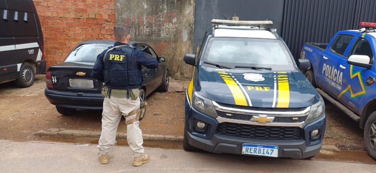 Na cidade de Porto Velho, em Rondônia, a Polícia Rodoviária Federal recupera carro com registro de roubo e furto.