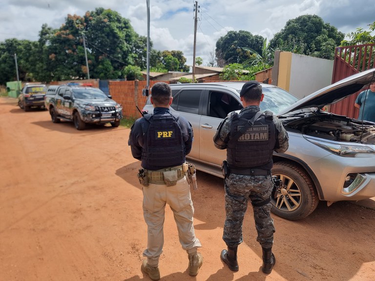 PRF and PM/MT recover stolen vehicle from Rio de Janeiro in Várzea Grande.