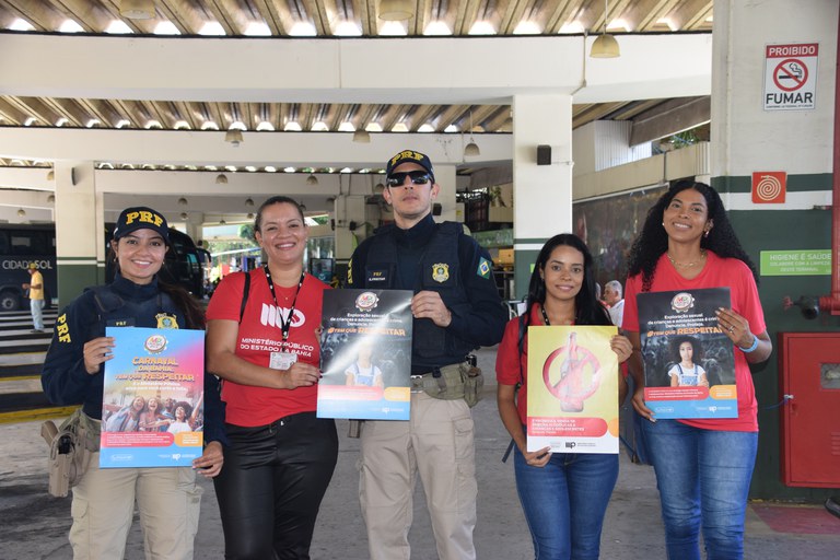 A ação educativa realizada pela PRF no Terminal Rodoviário de Salvador durante a Operação Carnaval foi integrada.