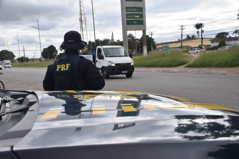 A fiscalização da Operação Nacional de Segurança Viária 2025 teve início na Bahia, com a primeira ação ocorrendo na Delegacia da PRF em Feira de Santana (BA).