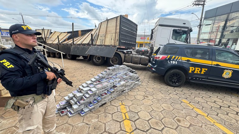 A polícia apreende aproximadamente 600 quilos de cocaína na região de fronteira entre São Paulo e Paraná.