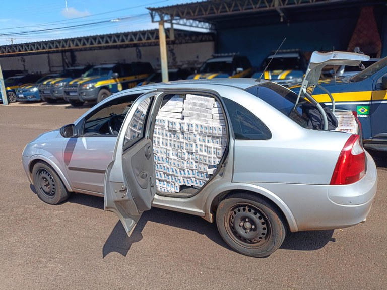 A polícia apreendeu 15 mil maços de cigarros em Campo Grande, no estado de Mato Grosso do Sul.