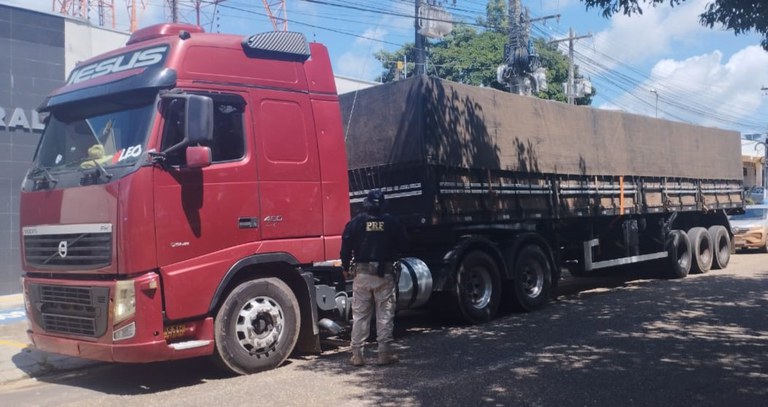 A Polícia Federal apreendeu 32 toneladas de minério ilegal em Marabá/PA.