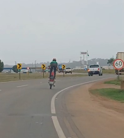 A polícia prende motociclista por condução perigosa e desrespeito às leis em Rondonópolis-MT.