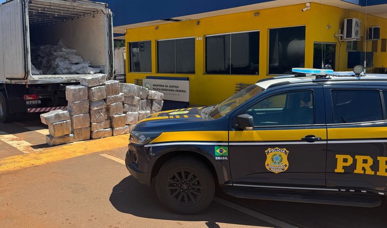 A Polícia Rodoviária Federal apreende 989 quilogramas de maconha em Três Lagoas, no estado de Mato Grosso do Sul.