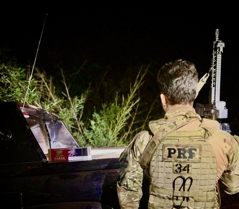 A Polícia Rodoviária Federal apreende carga milionária de cigarros contrabandeados no estado do Paraná.