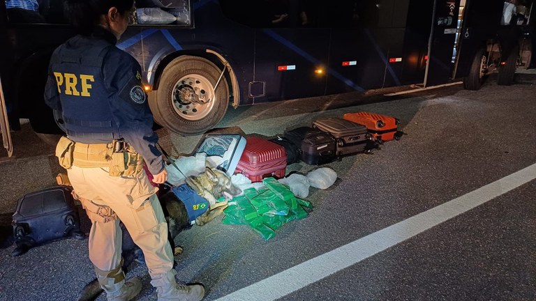 A Polícia Rodoviária Federal apreende mais de 20 kg de maconha que estavam sendo transportados por uma passageira de ônibus na BR-381.