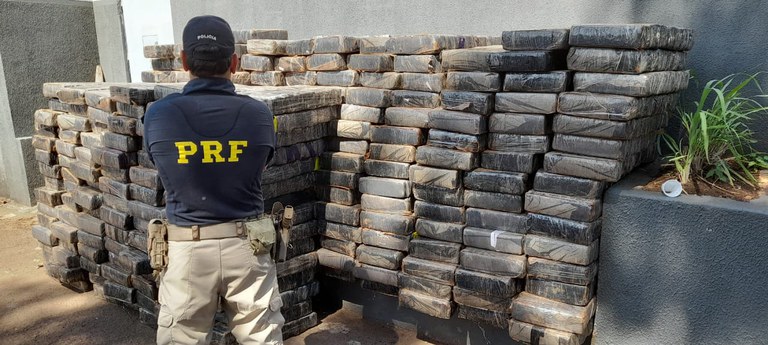 A polícia rodoviária federal apreende mais de 5 toneladas de maconha em uma carreta em Maringá, no estado do Paraná.