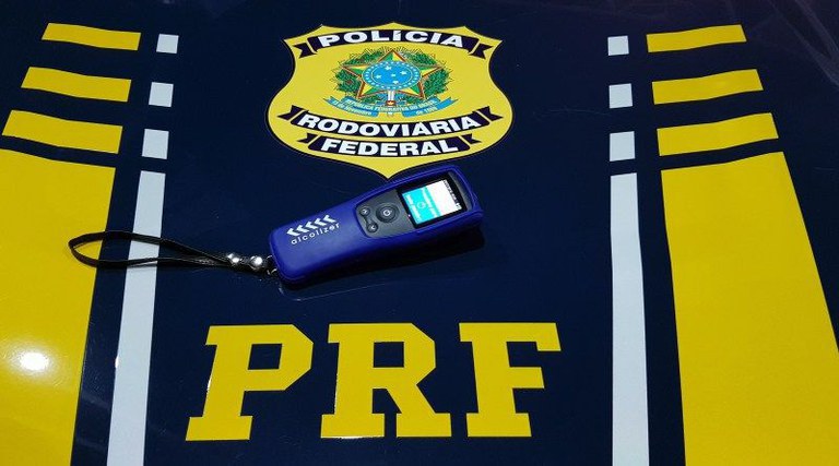 A Polícia Rodoviária Federal apreende motoristas por dirigirem sob influência de álcool durante o fim de semana.