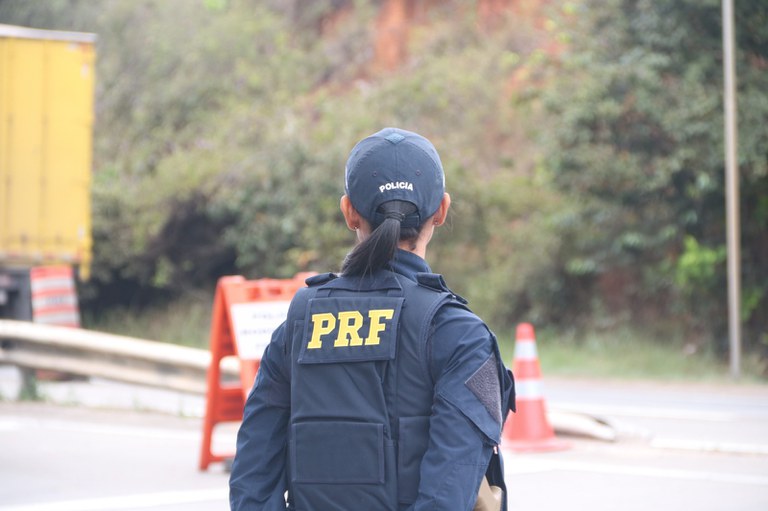 A Polícia Rodoviária Federal apreende ônibus adulterado em Itabaiana, Sergipe.