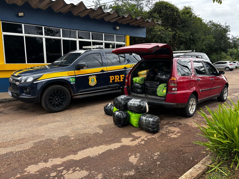 A Polícia Rodoviária Federal apreende produtos contrabandeados e fruto de descaminho em Rio Branco, no estado do Acre.