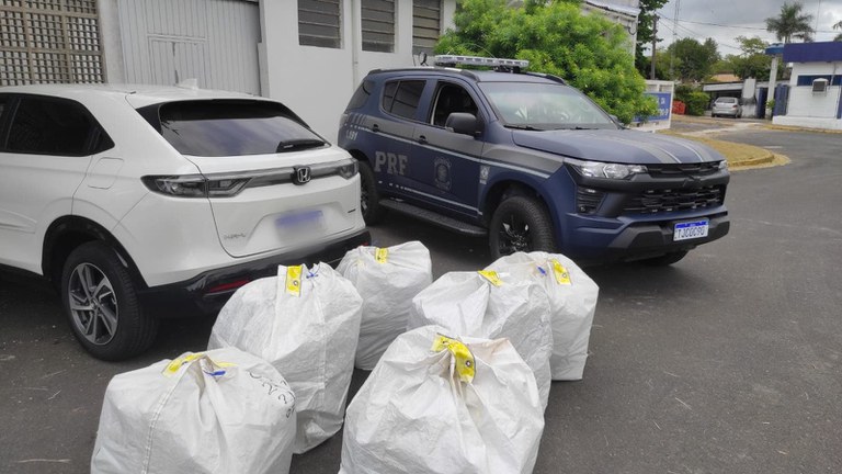 A Polícia Rodoviária Federal apreende produtos de origem estrangeira em Registro/SP.