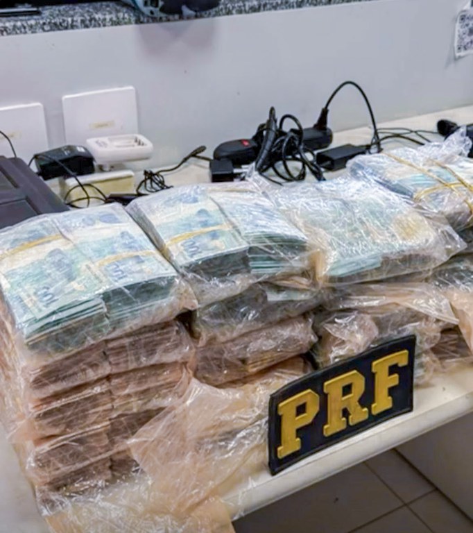 A Polícia Rodoviária Federal apreende R$ 940 mil escondidos em fundo falso de veículo em Cuiabá, no estado de Mato Grosso.