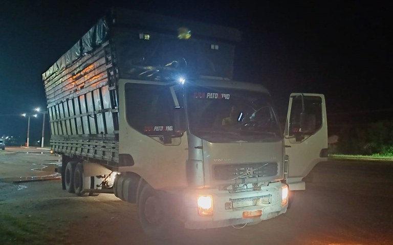 A Polícia Rodoviária Federal apreende um veículo com diversas irregularidades ao transportar carvão em Dom Eliseu, no Pará.