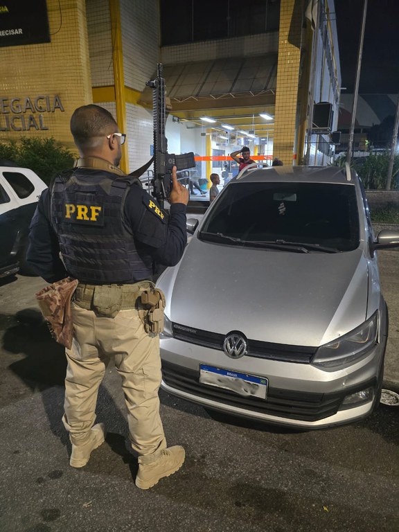 A Polícia Rodoviária Federal apreende um veículo com placa adulterada no estado do Rio de Janeiro.