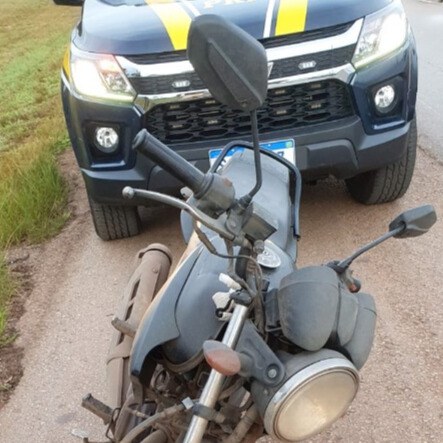 A Polícia Rodoviária Federal apreende uma motocicleta com indícios de adulteração na rodovia BR-070, em Ceilândia/DF.