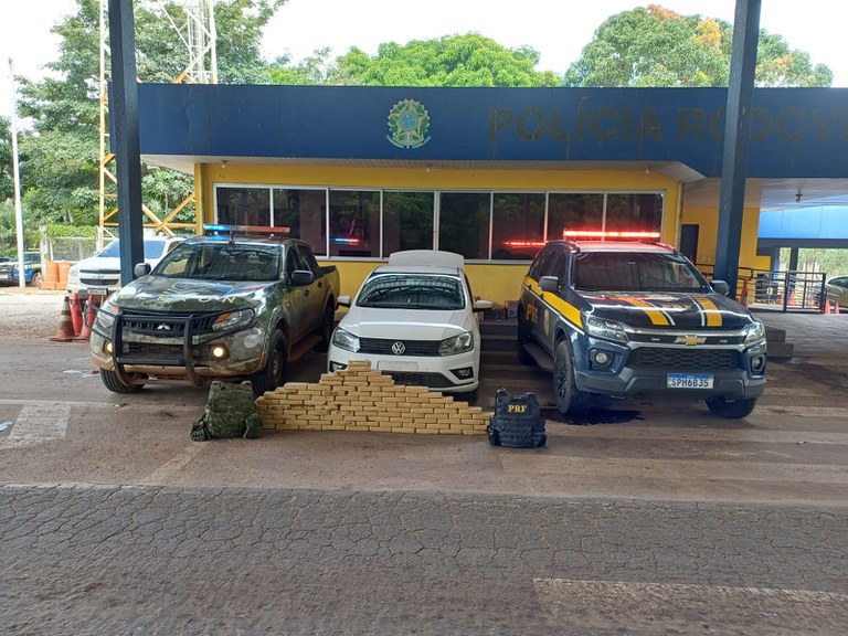 A Polícia Rodoviária Federal apreendeu 100 tabletes de pasta base de cocaína em Cáceres, no estado do Mato Grosso.