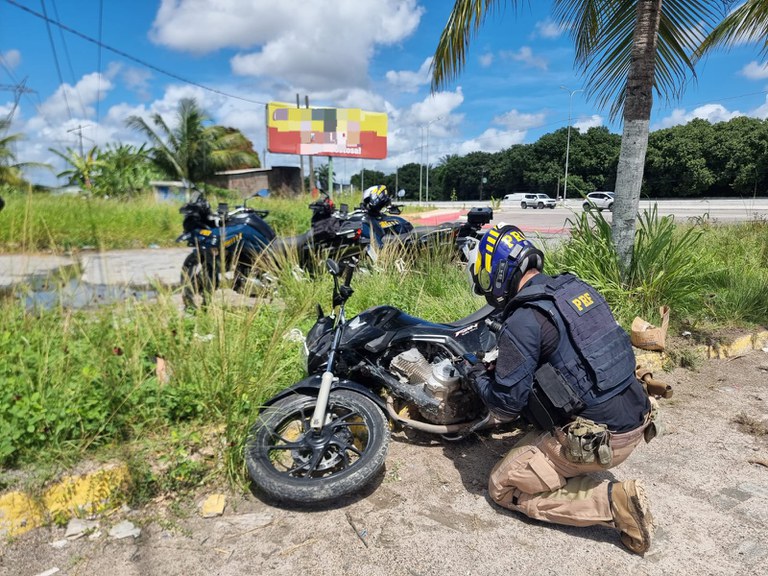 A Polícia Rodoviária Federal apreendeu dois veículos clonados em Recife e em Igarassu.