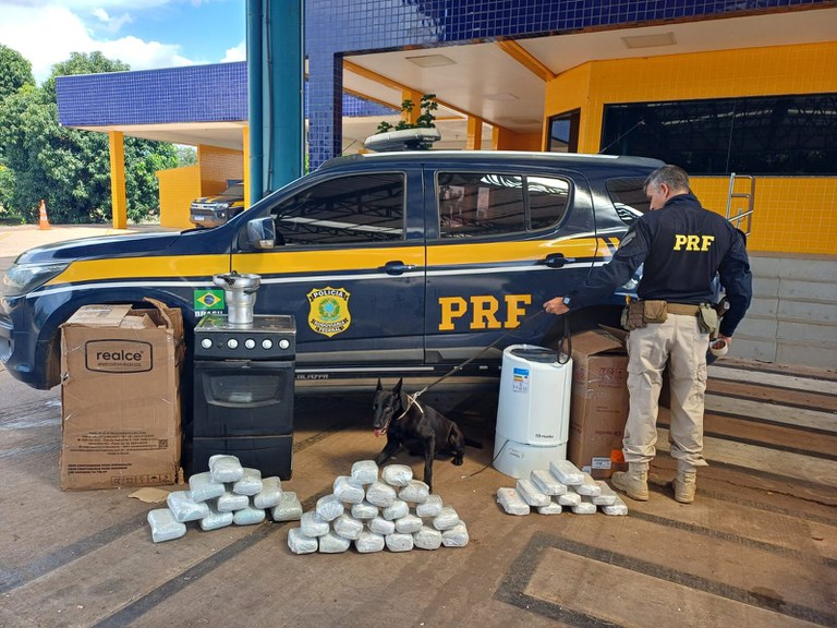 A Polícia Rodoviária Federal apreendeu pasta base e maconha escondidas dentro de eletrodomésticos em um ônibus na rodovia BR-364.