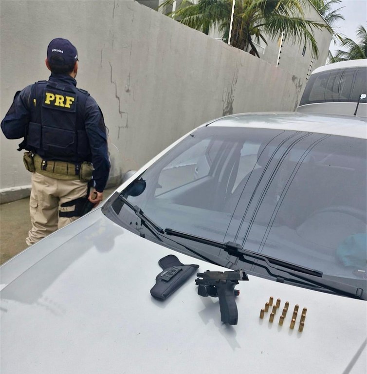 A Polícia Rodoviária Federal apreendeu uma arma de fogo durante abordagem na BR-116.