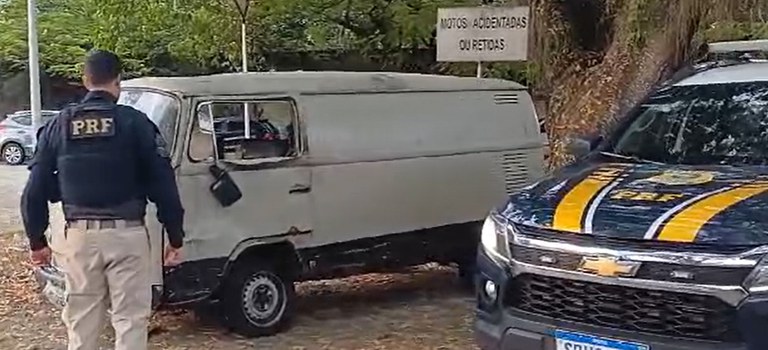 A Polícia Rodoviária Federal apreendeu uma Kombi que estava em péssimo estado de conservação na Ponte Rio-Niterói.