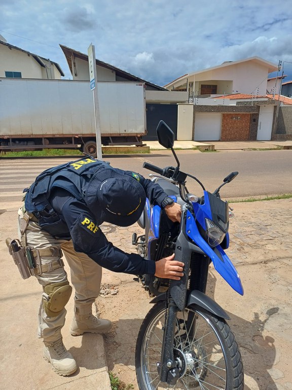 A Polícia Rodoviária Federal apreendeu uma motocicleta com sinais de adulteração em Picos, no Piauí.