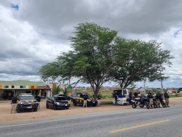 A Polícia Rodoviária Federal conduz uma operação de segurança viária na região do Agreste de Pernambuco.