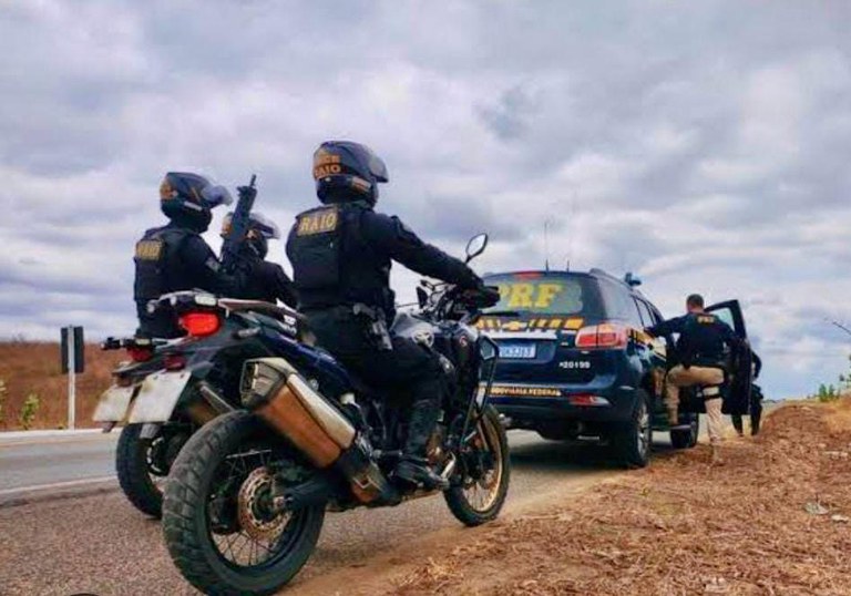 A Polícia Rodoviária Federal cumpre cinco mandados de prisão em operações conjuntas com outras forças de segurança do estado do Ceará.