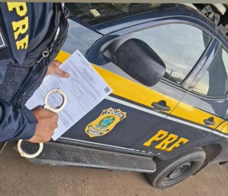 A Polícia Rodoviária Federal cumpre ordem de prisão e detém o motorista na BR 324.