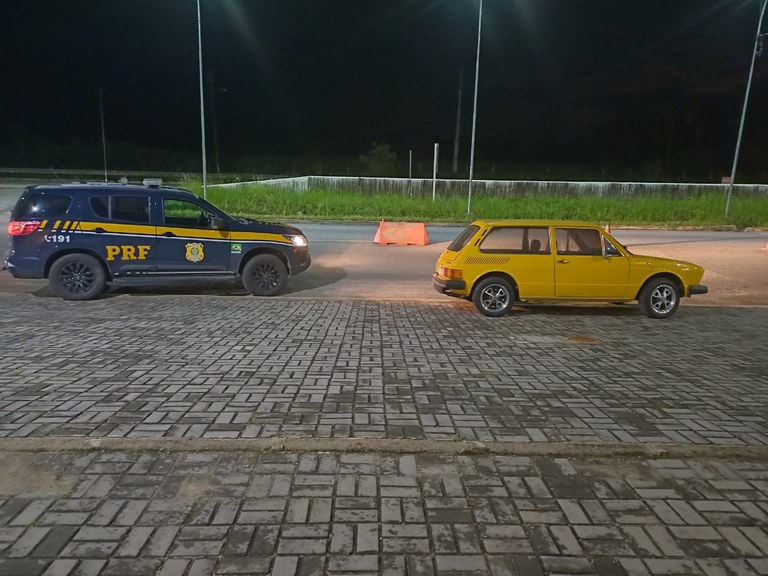 A Polícia Rodoviária Federal da Paraíba recupera Brasília amarela que foi furtada no aniversário de 29 anos da morte dos Mamonas Assassinas.