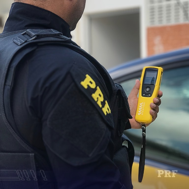 A Polícia Rodoviária Federal detém homem conduzindo sob efeito de álcool.