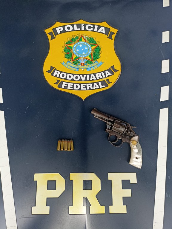 A Polícia Rodoviária Federal detém passageiro de veículo com arma de fogo durante abordagem em Rio Casca, Minas Gerais.