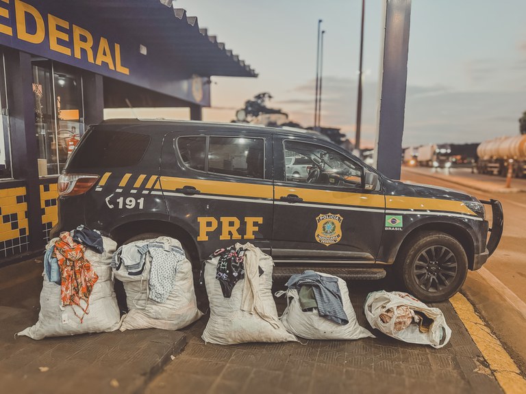 A Polícia Rodoviária Federal detém uma mulher com 100 kg de roupas furtadas de lojas de departamento de Cuiabá em Rondonópolis-MT.