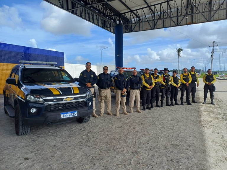 A Polícia Rodoviária Federal e a Superintendência Municipal de Transportes e Trânsito realizam ação conjunta para fiscalizar motocicletas em Rio Largo/AL, na Operação Rodovida.