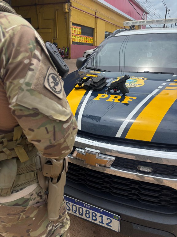 A Polícia Rodoviária Federal efetua a detenção por posse ilegal de arma de fogo em Brasileia, Acre.