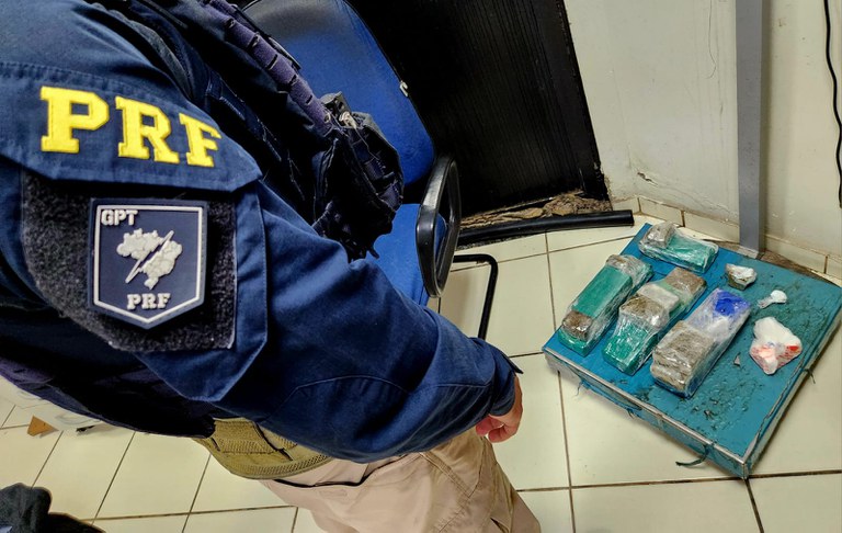 A Polícia Rodoviária Federal encontra maconha e cocaína escondidas em uma bagagem dentro de um ônibus.