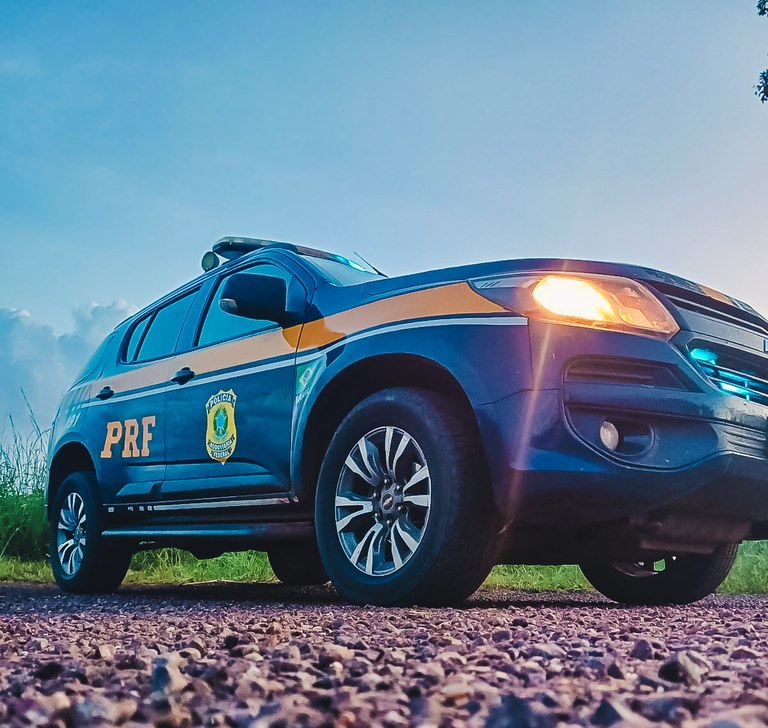 A Polícia Rodoviária Federal encontra munições em um veículo abandonado na BR-163, em Cláudia, Mato Grosso.