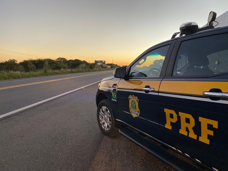 A Polícia Rodoviária Federal flagra condutor sem habilitação na BR-101 em Nossa Senhora do Socorro.