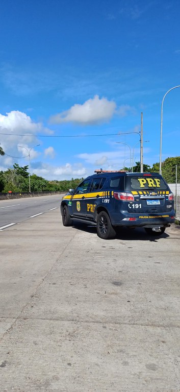 A Polícia Rodoviária Federal flagra menor guiando carro na BR-101.