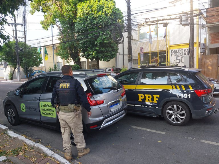 A Polícia Rodoviária Federal flagra motorista de aplicativo conduzindo veículo com placa clonada.