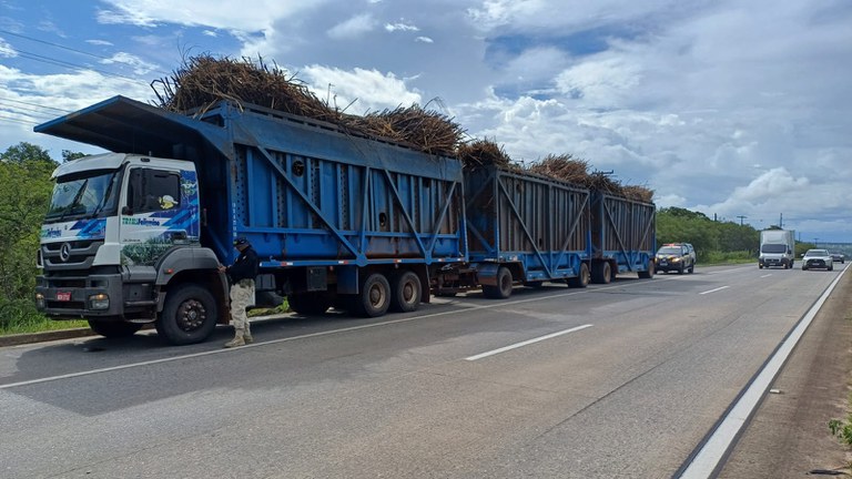 A Polícia Rodoviária Federal flagra um caminhão com excesso de peso e várias irregularidades na BR-101, em Baía Formosa/RN.