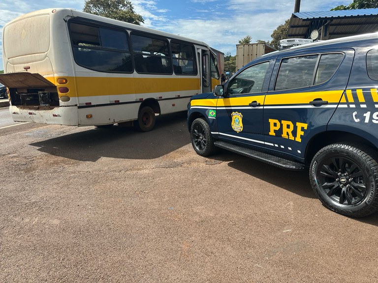 A Polícia Rodoviária Federal flagrou ônibus sem condições mínimas de transporte no Paraná.