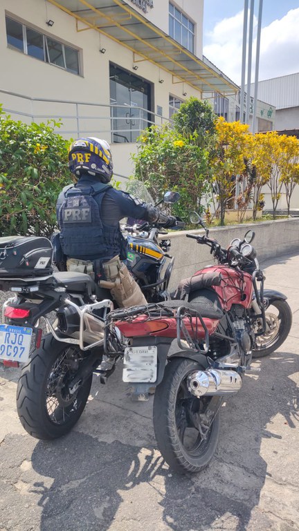 A Polícia Rodoviária Federal flagrou um condutor com uma motocicleta adulterada na BR-101.