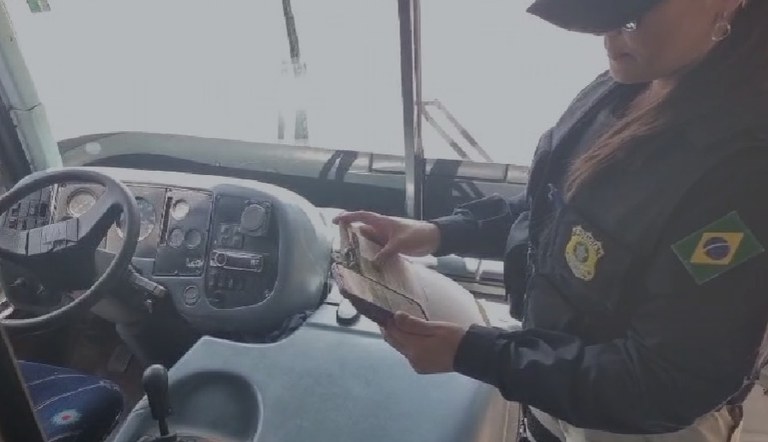 A polícia rodoviária federal flagrou um motorista de ônibus atuando de forma ilegal na cidade de Floriano.