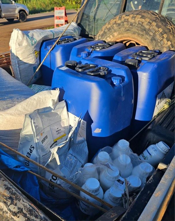 A Polícia Rodoviária Federal flagrou um transporte irregular de produtos perigosos no estado do Acre.